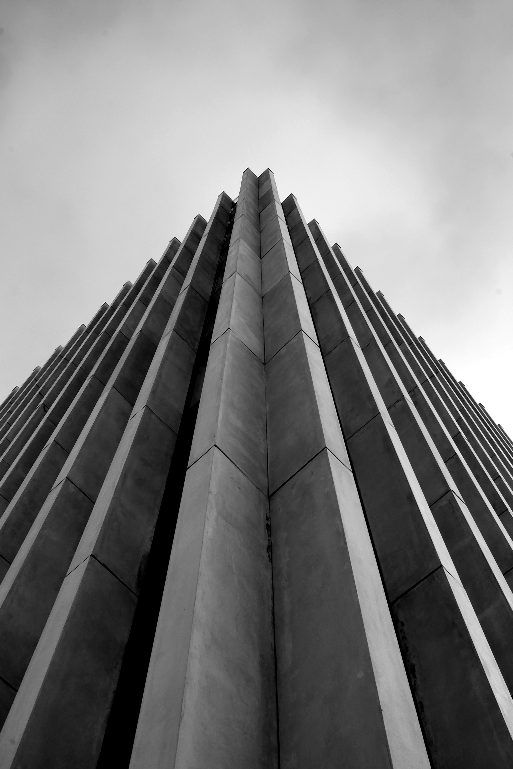 Perspectiva de uma fachada de arquitetura contemporânea com linhas verticais